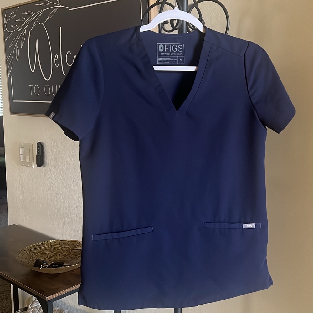 Figs scrub top